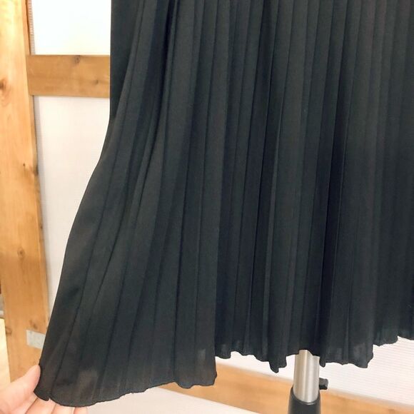 Jones NEW YORK Black Short Sleeve Blouse w/ Pretty Pleated Back / Sz M - Picture 3 of 5